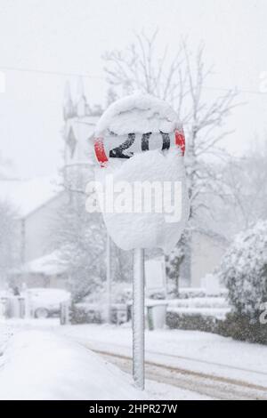 20mph segnaletica stradale oscurata dalla neve, Killearn Scotland, Regno Unito Foto Stock