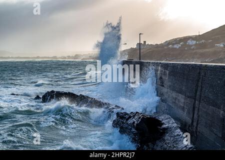 Onde che si infrangono contro il molo del porto di Portnoo dopo Storm Franklin - County Donegal, Repubblica d'Irlanda. Foto Stock