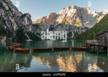 Settembre 2021, Parco Naturale Fanes-Sennes-Braies, panorama sul lago dolomitico e barche a remi Foto Stock