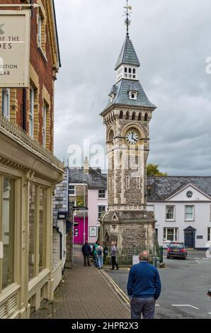Torre vittoriana dell'orologio nella città mercato di Hay su Wye, Powys, Galles; costruita da J C Haddon di Hereford nel 1881. Foto Stock