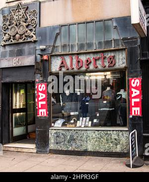 Negozio di abbigliamento Alberts nel 88 Whitechapel High St, Londra; edificio classificato di II grado con Star of David ornato, Leoni di Giuda e Menorah sopra l'ingresso Foto Stock