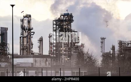 Karlsruhe, Germania. 23rd Feb 2022. Foto esterna di una sezione vegetale a Miro Mineralölraffinerie Oberrhein. La commissione di coalizione si sta occupando oggi di prezzi elevati dell'energia. Credit: Uli Deck/dpa/Alamy Live News Foto Stock