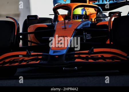 Barcellona, Spagna. 23rd Feb 2022. Barcellona, Spagna, 23.02.2022. Lando Norris (GBR) McLaren MCL36. 23.02.2022. Test formula uno, giorno uno, Barcellona, Spagna. Mercoledì. Il credito fotografico dovrebbe essere: XPB/Press Association Images. Foto Stock