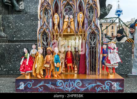 Figurine al presepio di Kraków Szopka esposte durante il concorso annuale di dicembre, evento incluso nella lista del Patrimonio Culturale dell'UNESCO, al monumento Adam Mickiewicz, Piazza del mercato principale, Kraków, Polonia Foto Stock