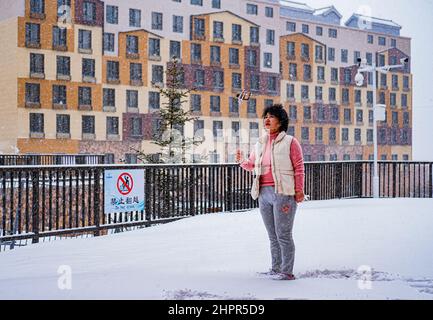 Zhangjiakou, Cina. 13th Feb 2022. Una donna prende un selfie presso il resort alberghiero di Zhangjiakou durante le Olimpiadi invernali del 2022, Cina, 13 febbraio 2022. Credit: Roman Vondrous/CTK Photo/Alamy Live News Foto Stock