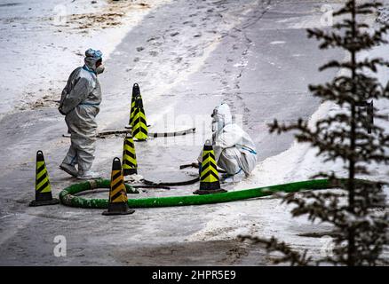 Zhangjiakou, Cina. 13th Feb 2022. I lavoratori in tute protettive contro COVID-19 riparano la fogna a Zhangjiakou durante le Olimpiadi invernali del 2022, Cina, 13 febbraio 2022. Credit: Roman Vondrous/CTK Photo/Alamy Live News Foto Stock