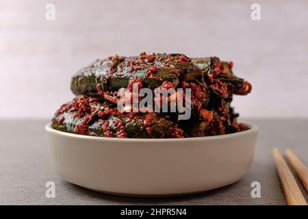 Kimchi al cetriolo coreano condito con peperoncino rosso in polvere Foto Stock