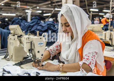 Dhaka, Dhaka, Bangladesh. 23rd Feb 2022. L'industria dell'abbigliamento pronto all'uso (RMG) è il pilastro di questa storia di successo economico: Il Bangladesh è oggi uno dei maggiori esportatori mondiali di abbigliamento, con il settore RMG che rappresenta il 84% delle esportazioni del Bangladesh. (Credit Image: © Mustasinur Rahman Alvi/ZUMA Press Wire) Foto Stock