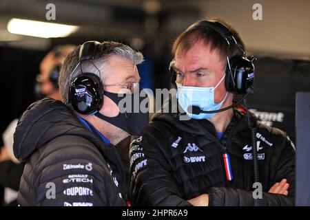 Barcellona, Spagna. 23rd Feb 2022. (Da L a R): Pat Fry (GBR) responsabile tecnico del team Alpine F1 con Alan Permane (GBR) Alpine F1 Team Trackside Operations Director. Test di formula uno, giorno 1, mercoledì 23rd febbraio 2022. Barcellona, Spagna. Credit: James Moy/Alamy Live News Foto Stock