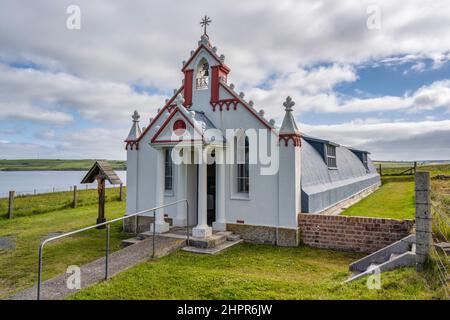 Esterno della Cappella Italiana, costruita dai POW italiani nel WW2, sulla piccola isola di Lamb Holm, Orkney Isles, Scozia, UK Foto Stock