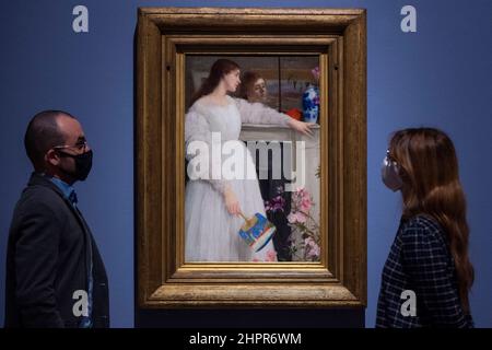 Londra, Regno Unito. 23 febbraio 2022. Lo staff visualizza “Symphony in White, No.II: The Little White Girl”, 1864, di James McNeill Whistler. Anteprima di “Whistler’s Woman in White: Joanna Hiffernan”, la prima mostra a esaminare l’importante ruolo svolto dal modello irlandese Joanna Hiffernan di James McNeill Whistler. Oltre 70 opere sono alla Royal Academy of Arts dal 26 febbraio al 22 maggio 2022. Credit: Stephen Chung / Alamy Live News Foto Stock