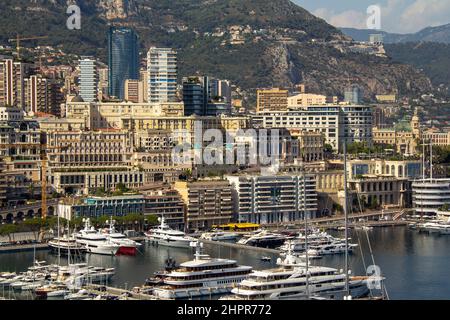 Vista aerea di Monaco e Port Hercule, ampie vedute della città, delle montagne e del porto, yacht di lusso e appartamenti nel quartiere la Condamine, città Foto Stock