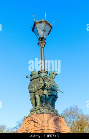 Dettaglio del ponte di Moltke a Berlino al fiume Spree Foto Stock