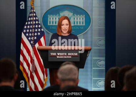 Washington, Stati Uniti. 22nd Feb 2022. Il segretario stampa della Casa Bianca Jen Psaki parla durante un briefing stampa alla Casa Bianca di Washington, DC, Stati Uniti, il 22 febbraio 2022. Il presidente degli Stati Uniti Joe Biden ha annunciato martedì 'la prima tranche' di sanzioni contro la Russia dopo che Mosca ha dispiegato le truppe nelle regioni di Lugansk e Donetsk. Credit: Ting Shen/Xinhua/Alamy Live News Foto Stock