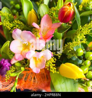 Bouquet colorato di fiori di Lily e tulipani Foto Stock