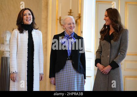 La duchessa di Cambridge è accolta dalla Regina Margrethe II (centro) e dalla Principessa Corona Maria di Danimarca durante un'udienza al Palazzo Cristiano IX di Copenhagen, Danimarca, il secondo giorno di una visita di lavoro di due giorni con il Royal Foundation Center for Early Childhood. Data foto: Mercoledì 23 febbraio 2022. Foto Stock