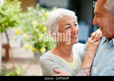 Vivere i giorni più felici della loro storia d'amore. Scatto di una coppia anziana felice all'aperto. Foto Stock