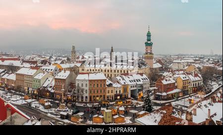 Vista panoramica aerea sul centro di Sopron. Paesaggio urbano invernale con tetti innevati. Foto Stock