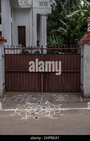 Rangoli è un'arte originaria del subcontinente indiano, in cui si creano motivi sul pavimento o su un tavolo utilizzando materiali come il calcare Foto Stock