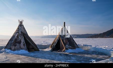Dimora dei popoli indigeni del nord dei Neneti in inverno Baikal. Foto Stock