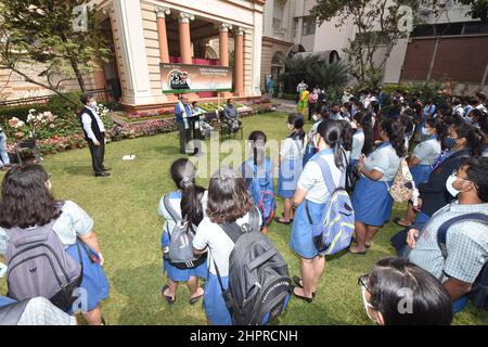 Kolkata, India. 23rd Feb 2022. Il Prof. Sumantra Bose (a podio), Direttore del Netaji Research Bureau di Kolkata, ha tenuto il suo discorso inaugurale della mostra '75 Years of Independence - India's Achievements in Science & Technology' al Birla Industrial & Technological Museum (BITM). (Foto di Biswarup Gangully/Pacific Press) Credit: Pacific Press Media Production Corp./Alamy Live News Foto Stock