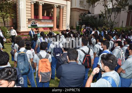 Kolkata, India. 23rd Feb 2022. Il Prof. Sumantra Bose, Direttore del Netaji Research Bureau di Kolkata, ha tenuto il suo discorso inaugurale della mostra "75 anni di indipendenza - le conquiste dell'India in Scienza e tecnologia" al Birla Industrial & Technological Museum (BITM). (Foto di Biswarup Gangully/Pacific Press) Credit: Pacific Press Media Production Corp./Alamy Live News Foto Stock