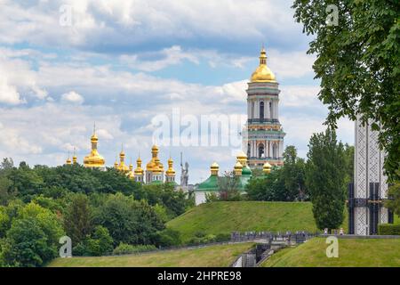 Kiev, Ucraina - Luglio 04 2018: Il Parco della Gloria Eterna è un parco pubblico che ospita alcuni dei migliori monumenti della capitale. Foto Stock