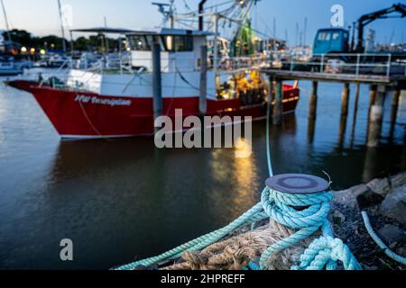 Trawler legato accanto al molo. Porto di Urangan Boat, Hervey Bay, Queensland, Australia Foto Stock