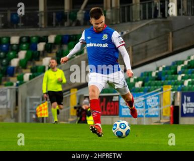 Linfield Vs Larne nella Danske Bank Premiership, martedì 8th febbraio 2022 a Windsor Park, Belfast. Foto Stock