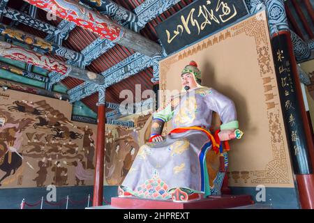 HENAN, CINA - Statua di Yue Fei al Tempio di Yue Fei, un famoso tempio ad Anyang, Henan, Cina. Foto Stock