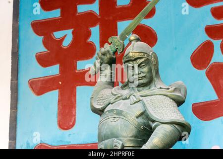 HENAN, CINA - Statua di Yue Fei al Tempio di Yue Fei, un famoso tempio ad Anyang, Henan, Cina. Foto Stock