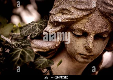 Bella statua di pietra di angelo. Immagine orizzontale. Foto Stock