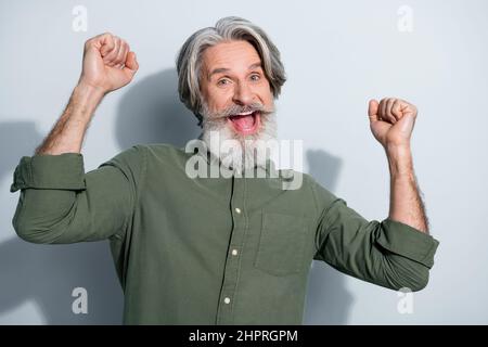 Ritratto di attraente uomo allegro-capelli grigio-danzare festeggiando divertirsi isolato su sfondo grigio pastello colore sfondo Foto Stock