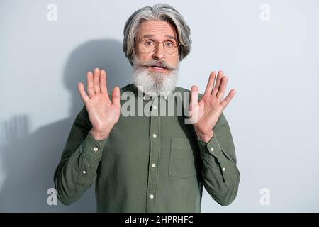 Ritratto di attraente preoccupato puzzle uomo grigio-capelli sorpresa emozione isolato su sfondo grigio pastello colore sfondo Foto Stock