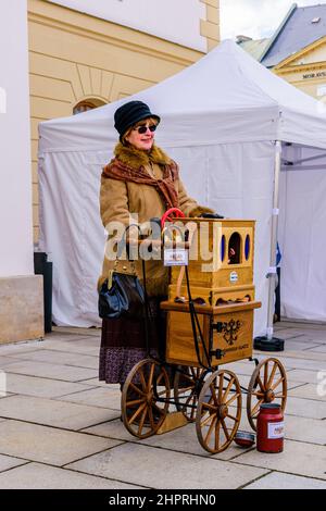 Donne che giocano l'organo a botte al carnevale di Olomouc Foto Stock