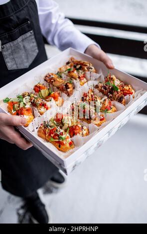 Eclairs con salmone, verdure fresche ed erbe aromatiche, spuntini gourmet. Foto Stock