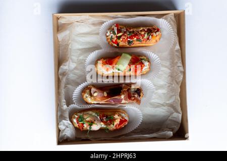 Eclairs con salmone, verdure fresche ed erbe aromatiche, spuntini gourmet. Foto Stock
