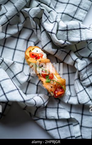 Eclairs con salmone, verdure fresche ed erbe aromatiche, spuntini gourmet. Foto Stock