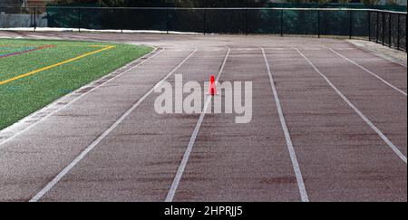 Guardando la pista, si può arrivare alla linea di partenza comune con un cono arancione sulle linee di demarcazione delle corsie. Foto Stock