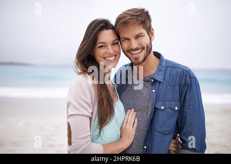 Io e la mia bambina in spiaggia. Scatto corto di una giovane coppia in spiaggia. Foto Stock