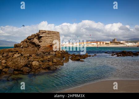 Sulla spiaggia ventosa di Tarifa, Andalusia, Spagna. Tarifa è una delle destinazioni più popolari al mondo per gli sport di vento. Foto Stock