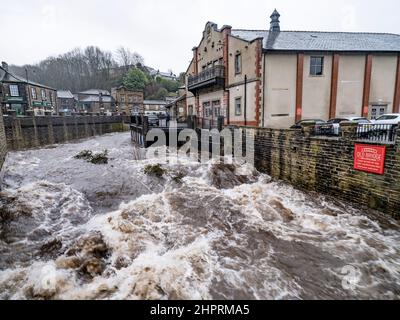 Holmfirth, West Yorkshire, Inghilterra, 21st febbraio 2022, La tempesta gonfia il fiume Holme, passa attraverso Holmfirth dopo la pioggia torrenziale della tempesta p. Foto Stock