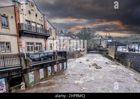 Holmfirth, West Yorkshire, Inghilterra, 21st febbraio 2022, La tempesta gonfia fiume Holme, passa attraverso Holmfirth dopo la pioggia torrenziale. Foto Stock