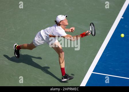 Dubai, Emirati Arabi Uniti, 23. Feb, 2022. Jannik, tennista italiano in azione al torneo Duty Free Tennis Championships di Dubai al Dubai Duty Free Tennis Stadium di mercoledì 23February 2022., © Juergen Hasenkopf / Alamy Live News Foto Stock