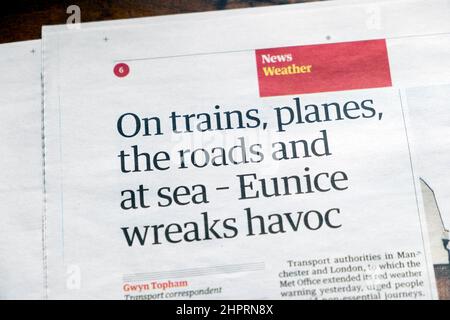 'Su treni, aerei, strade e in mare - Eunice wreaks havoc' giornale Guardian headline Inside page Eunice clipping il 18 febbraio 2022 Londra UK Foto Stock