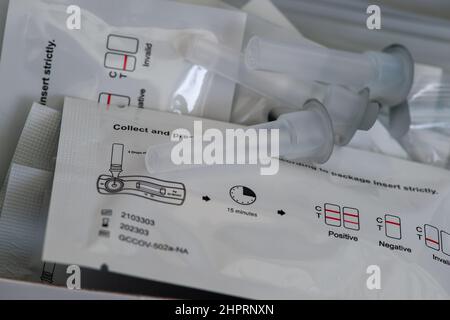 Slough, Berkshire, Regno Unito. 23rd Febbraio, 2022. I test laterali Covid-19 non saranno più forniti gratuitamente in seguito all'annuncio Living with Covid di Boris Johnson di lunedì. Di conseguenza, molte persone hanno condiviso le foto sui social media dimostrando di aver fatto scorte di test di flusso laterali, il che ha portato a una carenza di kit di test. Credit: Maureen McLean/Alamy Foto Stock