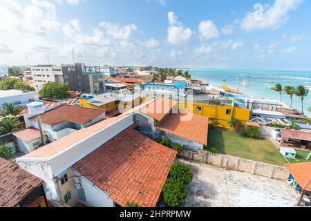 Ipojuca, PE, Brasile - 15 ottobre 2021: Vista aerea della città nella regione del centro di Porto de Galinhas. Foto Stock