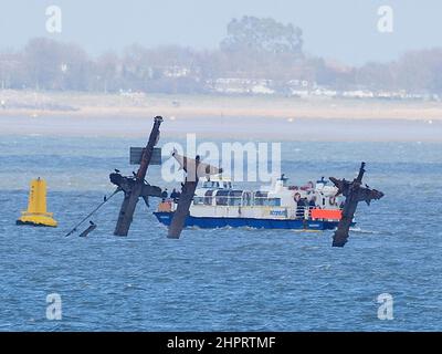 Sheerness, Kent, Regno Unito. 23rd Feb 2022. I visitatori si stanno affondando per vedere i 3 alberi di relitto esplosivo della SS Richard Montgomery nell'estuario del Tamigi, che affondò 1,5 miglia a nord di Sheerness, Kent, prima di essere tagliati fuori questa estate. La barca del Jetstream Tour 'Jacob Marley' si vede girare intorno al relitto storico a pranzo. Credit: James Bell/Alamy Live News Foto Stock