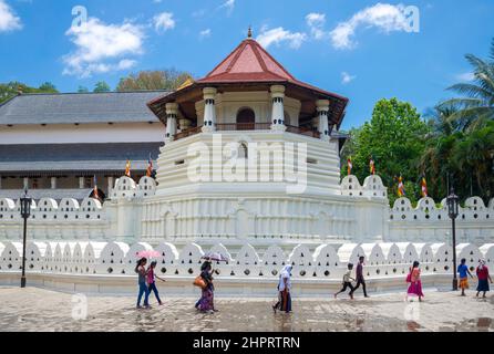 KANDY, SRI LANKA - 17 MARZO 2015: La gente cammina al tempio del 'dente del Buddha' (Sri Dalada Maligawa). Kandy, Sri Lanka Foto Stock