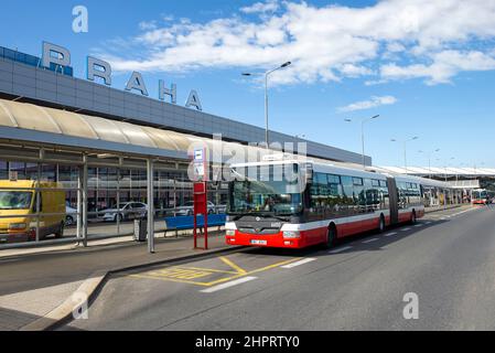 PRAGA, REPUBBLICA CECA - 30 APRILE 2018: Autobus passeggeri alla fermata al Terminal dell'Aeroporto di Vaclav Havel. Praga Foto Stock